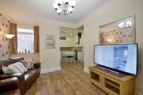 Spacious Modern Ground Floor Apartment, for up to 6 guests